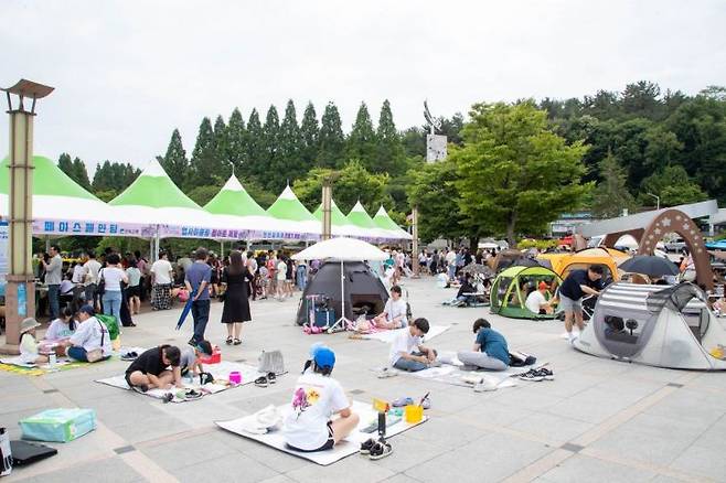 15일 전북 군산시 은파호수공원 물빛다리 광장에서 열린 '제10회 가천 그림그리기 대회'.[사진제공=군산시]