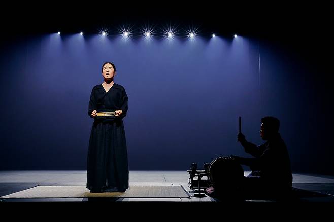 소리꾼 이자람의 창작 판소리 '노인과 바다'. 살아온 삶을 몽땅 쏟아 낚싯줄을 당기는 헤밍웨이 소설 속 노인처럼, 이자람도 온몸으로 인생을 노래한다. /완성플레이그라운드