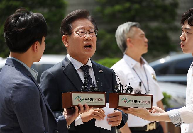 이재명 대표가 14일 서울 서초동 서울중앙지법에서 열리는 선거법 위반 재판에 출석하면서 취재진 앞에서 입장을 말하고 있다. 이 대표는 주 1~2회 꼴로 재판정에 서고 있다./연합뉴스