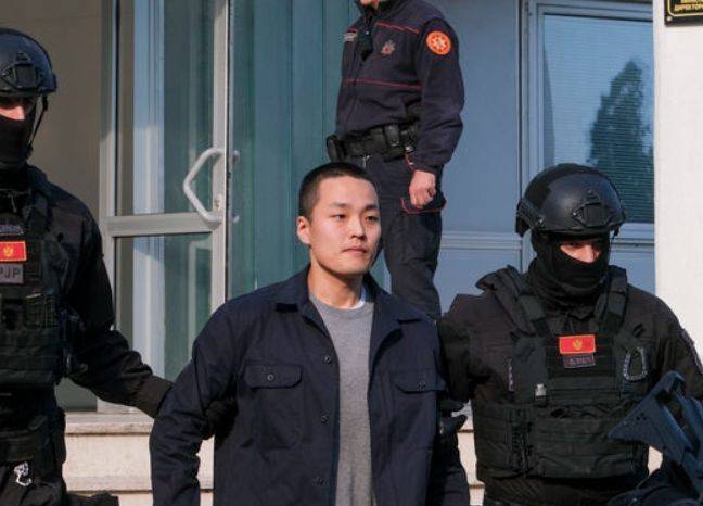 테라폼랩스 대표 권도형씨가 지난 3월 23일(현지시각) 몬테네그로 수도 포드고리차의 경찰청에서 조사를 받은 뒤 경찰관에게 이끌려 나오는 모습.ⓒAP/뉴시스
