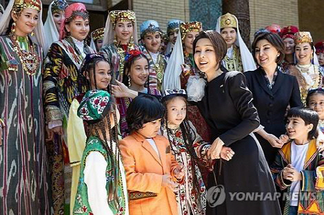 김건희 여사와 샤브카트 미르지요예프 우즈베키스탄 대통령의 배우자인 지로아트 미르지요예바 여사가 14일 오전(현지시간) 우즈베키스탄 타슈켄트 대통령궁 대통령궁 '히바'동(문화행사장)에서 배우자 문화 프로그램에 참가한 어린이와 인사하고 있다. 연합뉴스