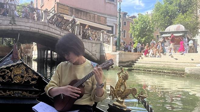 베네치아에서 곤돌라에 올라 우쿨렐레 반주로 ‘아리랑’을 불렀다.