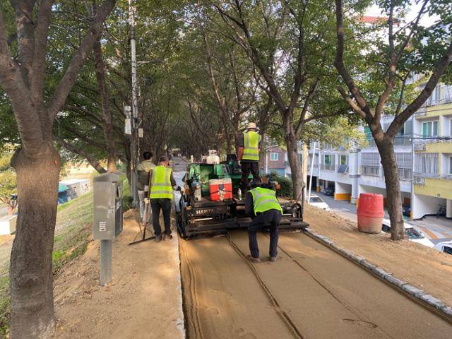 지난해 11월 대구 동구 일대 맨발 산책로를 조성하는 공사가 진행되고 있다. 대구 동구 제공
