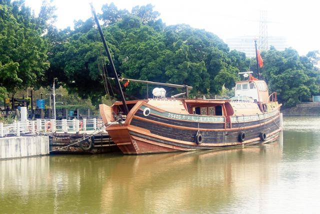 황포고항에 정박 중인 활활진공주호 모방선. ⓒ최종명
