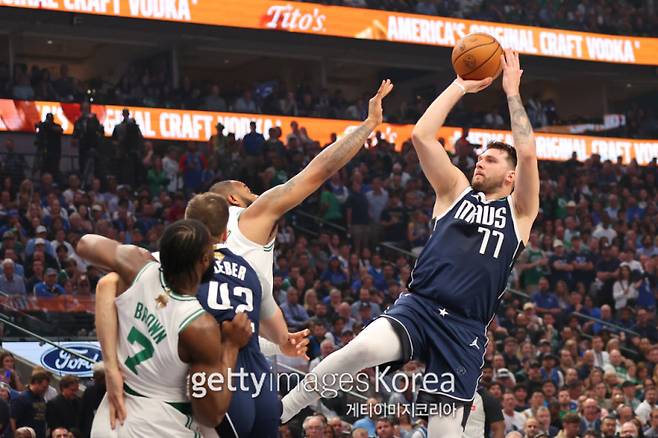 15일 아메리칸 에어라인스 센터에서 열린 댈러스와 보스턴의 2023~24 NBA 파이널 4차전. 댈러스 돈치치(오른쪽)가 슛을 시도하고 있다. 사진=게티이미지