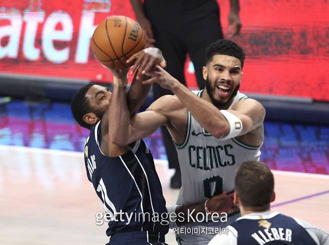 15일 아메리칸 에어라인스 센터에서 열린 댈러스와 보스턴의 2023~24 NBA 파이널 4차전. 댈러스 어빙(왼족)이 보스턴 테이텀과 경합하고 있다. 사진=게티이미지