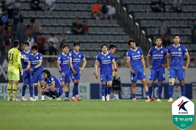 수원 선수단이 15일 창원축구센터에서 열린 경남과의 하나은행 K리그2 2024 17라운드에서 비긴 뒤 아쉬워하고 있다. 사진=프로축구연맹