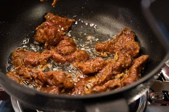 저온에서 천천히 익히면 소고기가 더욱 부드러워진다. 사진 모디스트필름