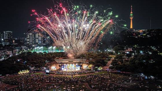 지난해 제 17회 딤프 행사에서 개막 축하 공연이 이어지고 있다. [사진 딤프]