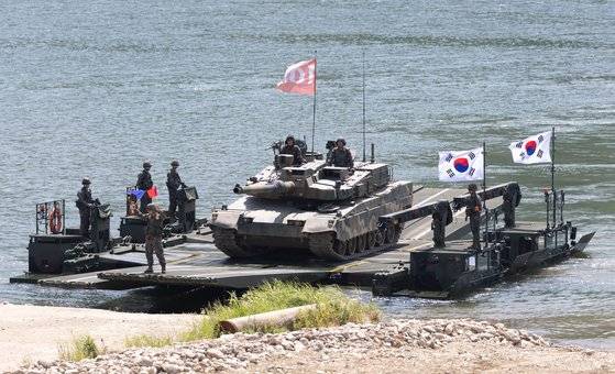 지난 12일 경기도 남양주 화도읍 육군 7공병여단 훈련장에서 열린 자주도하장비 전력화 기념식에서 K2가 수룡(KM3)를 통해 문교 도하를 하고 있다. 연합뉴스
