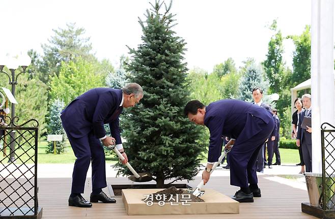 윤석열 대통령이 14일(현지시간) 우즈베키스탄 타슈켄트 대통령궁 영빈관 화단에서 샤브카트 미르지요예프 우즈베키스탄 대통령과 기념식수를 있다. 김창길기자