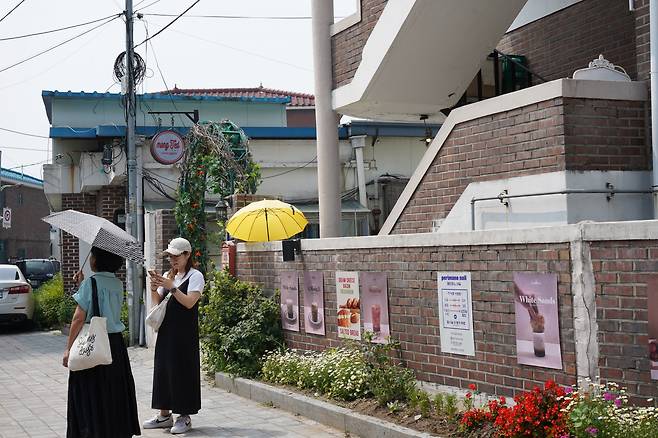 Tourists visit cafe Mong Ted, where Im Sol lives in "Lovely Runner." (Lee Si-jin/The Korea Herald)