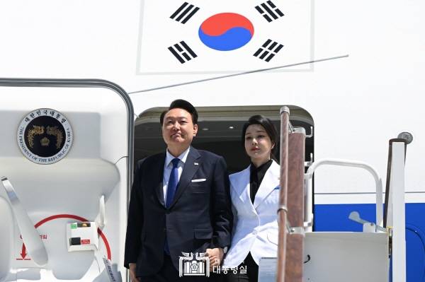 ▲지난 13일 윤석열 대통령과 김건희 여사가 우즈베키스탄 국빈 방문을 위해 타슈켄트 공항에 도착한 모습. 사진=대통령실