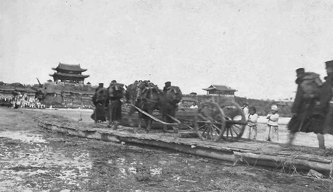러일전쟁 당시 일본군의 진격 모습(1904년). 강대국에 둘러 싸여 있는 한반도는 외세의 끊임없는 침략에 시달려왔다. [미국 헌팅턴도서(잭 런던 컬렉션)]