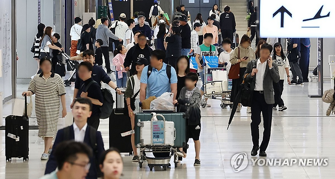 휴가철 공항 풍경. 기사와는 직접적 연관 없음. [사진 출처 = 연합뉴스]