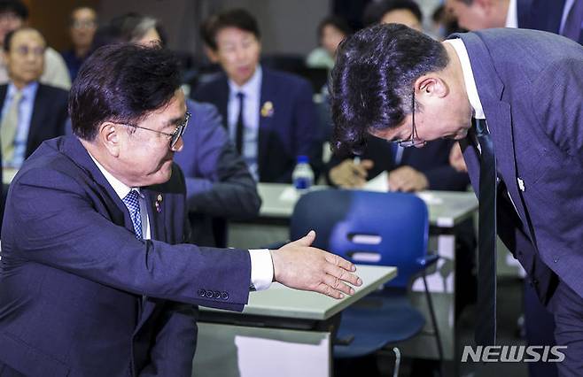 [서울=뉴시스] 정병혁 기자 = 우원식 국회의장과 박찬대 더불어민주당 원내대표가 13일 서울 마포구 연세대학교 김대중도서관에서 열린 6.15 남북정상회담 24주년 기념식에서 인사를 나누고 있다. 2024.06.13. jhope@newsis.com