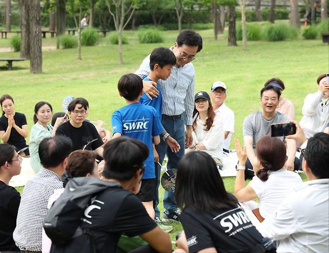 [수원=뉴시스] 김동연 경기도지사가 15일 시민들과 함께 광교호수공원 산책 후 대화를 나누고 있다. (사진=김동연 지사 SNS) *재판매 및 DB 금지