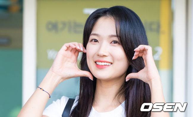 [OSEN=인천국제공항, 박준형 기자] 8일 오후 인천국제공항을 통해 화보 촬영 차 인도네시다 발리로 출국했다. 김혜윤은 최근 인기리에 종영한 tvN 월화드라마 '선재 업고 튀어'에 출연해 인기를 끌었다김혜윤이 출국에 앞서 포즈를 취하고 있다. 2024.06.08 /   soul1014@osen.co.kr