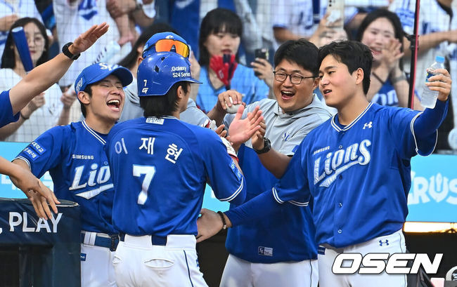 [OSEN=창원, 이석우 기자] 15일 창원NC파크에서 2024 신한 SOL 뱅크 KBO 리그 NC 다이노스와 삼성 라이온즈의 경기가 열렸다. 홈팀 NC는 하트가 방문팀 삼성은 이승현이 선발 출전한다. 삼성 라이온즈 이재현이 6회초 무사 백투백 좌월 솔로 홈런을 치고 하이파이브를 하고 있다. 2024.06.15 / foto0307@osen.co.kr