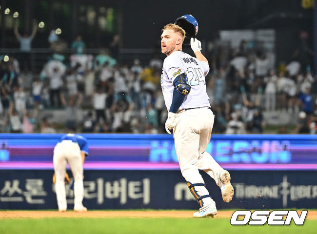 [OSEN=창원, 이석우 기자] 15일 창원NC파크에서 2024 신한 SOL 뱅크 KBO 리그 NC 다이노스와 삼성 라이온즈의 경기가 열렸다. 홈팀 NC는 하트가 방문팀 삼성은 이승현이 선발 출전한다. NC 다이노스 데이비슨이 9회말 무사 1루 중월 끝내기 2점 홈런을 치고 환호하고 있다. 2024.06.15 / foto0307@osen.co.kr