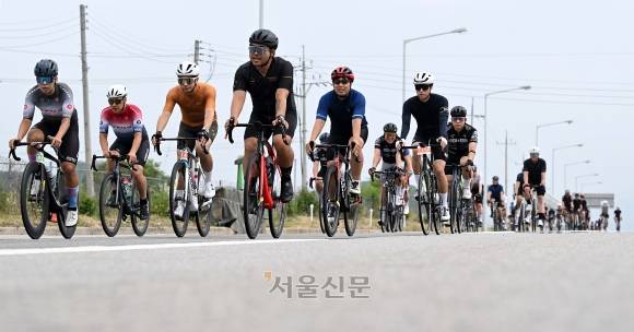 15일 경기도 연천군 일대에서 열린 ‘서울신문 창간 120주년 기념 2024 연천 DMZ 랠리’ 대회에서 참가자들이 힘차게 달리고 있다. 2024.6.15 오장환 기자