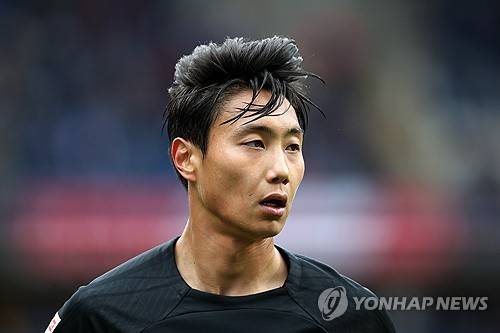 버밍엄이 지난 13일(한국시간) 공식 홈페이지를 통해 2024-2025시즌 구단의 새로운 홈 유니폼을 발표했다.&nbsp;백승호는 버밍엄의 새 홈 유니폼을 입고 촬영에 임했다. 특히 일본인 동료 미요시 고지와 함께 촬영을 진행했다.&nbsp;  버밍엄은 지난 2023-2024시즌 챔피언십리그(2부)에서 22위(13승 11무 22패 승점 50)로 아쉽게 리그원(3부)로 강등됐다. 백승호는 만약 다음 시즌 팀에 남을 경우 3부리그에서 경기를 소화하게 된다.&nbsp;연합뉴스