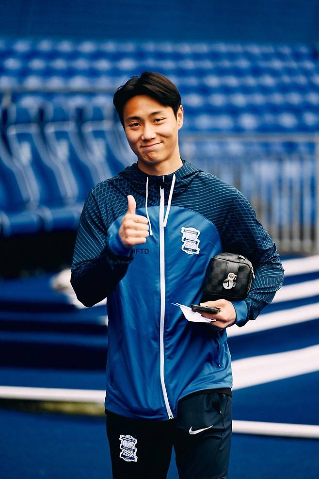 버밍엄이 지난 13일(한국시간) 공식 홈페이지를 통해 2024-2025시즌 구단의 새로운 홈 유니폼을 발표했다.&nbsp;백승호는 버밍엄의 새 홈 유니폼을 입고 촬영에 임했다. 특히 일본인 동료 미요시 고지와 함께 촬영을 진행했다.&nbsp;  버밍엄은 지난 2023-2024시즌 챔피언십리그(2부)에서 22위(13승 11무 22패 승점 50)로 아쉽게 리그원(3부)로 강등됐다. 백승호는 만약 다음 시즌 팀에 남을 경우 3부리그에서 경기를 소화하게 된다.&nbsp;버밍엄 시티