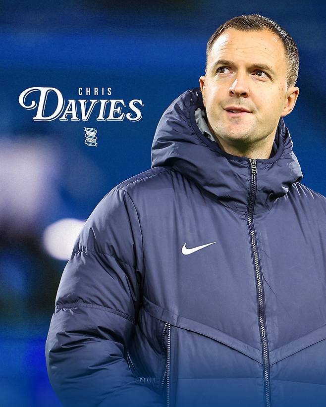 버밍엄이 지난 13일(한국시간) 공식 홈페이지를 통해 2024-2025시즌 구단의 새로운 홈 유니폼을 발표했다.&nbsp;백승호는 버밍엄의 새 홈 유니폼을 입고 촬영에 임했다. 특히 일본인 동료 미요시 고지와 함께 촬영을 진행했다.&nbsp;  버밍엄은 지난 2023-2024시즌 챔피언십리그(2부)에서 22위(13승 11무 22패 승점 50)로 아쉽게 리그원(3부)로 강등됐다. 백승호는 만약 다음 시즌 팀에 남을 경우 3부리그에서 경기를 소화하게 된다.&nbsp;다음 시즌 새로운 감독으로 부임한 크리스 데이비스 전 토트넘 홋스퍼 코치. 버밍엄 시티