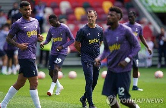 버밍엄이 지난 13일(한국시간) 공식 홈페이지를 통해 2024-2025시즌 구단의 새로운 홈 유니폼을 발표했다.&nbsp;백승호는 버밍엄의 새 홈 유니폼을 입고 촬영에 임했다. 특히 일본인 동료 미요시 고지와 함께 촬영을 진행했다.&nbsp;  버밍엄은 지난 2023-2024시즌 챔피언십리그(2부)에서 22위(13승 11무 22패 승점 50)로 아쉽게 리그원(3부)로 강등됐다. 백승호는 만약 다음 시즌 팀에 남을 경우 3부리그에서 경기를 소화하게 된다.&nbsp;다음 시즌 새로운 감독으로 부임한 크리스 데이비스 전 토트넘 홋스퍼 코치. 연합뉴스