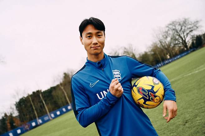 버밍엄이 지난 13일(한국시간) 공식 홈페이지를 통해 2024-2025시즌 구단의 새로운 홈 유니폼을 발표했다.&nbsp;백승호는 버밍엄의 새 홈 유니폼을 입고 촬영에 임했다. 특히 일본인 동료 미요시 고지와 함께 촬영을 진행했다.&nbsp;  버밍엄은 지난 2023-2024시즌 챔피언십리그(2부)에서 22위(13승 11무 22패 승점 50)로 아쉽게 리그원(3부)로 강등됐다. 백승호는 만약 다음 시즌 팀에 남을 경우 3부리그에서 경기를 소화하게 된다.&nbsp;버밍엄 시티