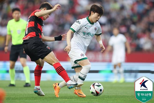 대전하나시티즌이 15일 포항 스틸야드에서 열린 포항스틸러스와의 하나은행 K리그1 2024 17라운드 원정 경기에서 1-1로 무승부를 거뒀다.&nbsp;  대전은 승점 1점을 얻으면서 10위(3승 6무 8패 ·승점15)로 올라섰다. 포항은 승점 30(8승 6무 3패)으로 선두권을 유지했다.&nbsp;  이날 대전은 황선홍 신임 감독의 대전 감독 복귀전이었다.&nbsp;한국프로축구연맹