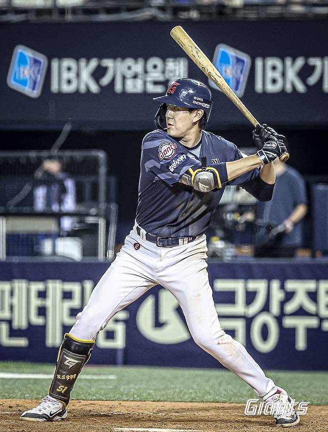 롯데 자이언츠 나승엽이 15일 서울 잠실야구장에서 열린 '2024 신한 SOL 뱅크 KBO리그' LG 트윈스와의 원정 경기에서 결승타를 치고 있다. 롯데는 이날 235분 대혈투 끝에 LG를 9-8로 제압하고 7위가 됐다. 롯데가 김태형 감독이 부임한 2024시즌 7위에 오르기는 이번이 처음이다. 롯데 자이언츠