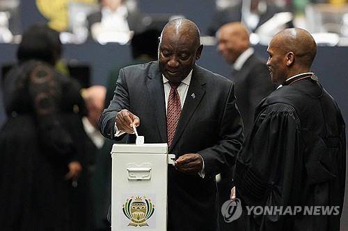 남아공 국회의장 투표하는 시릴 라마포사 대통령 [로이터=연합뉴스]
