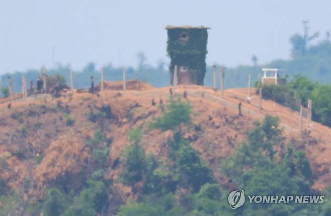 작업하는 북한군 병사들 (파주=연합뉴스) 김도훈 기자 = 정부가 대북 확성기 방송 재개를 결정한 9일 경기도 파주 접경지역에서 바라본 북한군 초소에서 북한군 병사들이 작업을 하고 있다. 2024.6.9 superdoo82@yna.co.kr