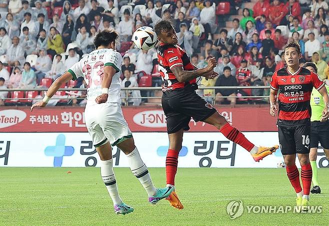 치열한 볼 다툼 (포항=연합뉴스) 윤관식 기자 = 15일 경북 포항스틸야드에서 열린 프로축구 하나은행 K리그1 2024 포항 스틸러스와 대전 하나 시티즌의 경기. 포항 완델손과 대전 이정택이 볼 다툼을 벌이고 있다. 2024.6.15 psik@yna.co.kr