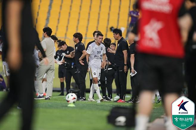 퇴장당하는 김천 상무의 조현택 [한국프로축구연맹 제공. 재판매 및 DB 금지]