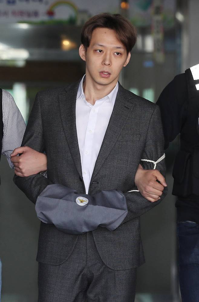 마약 투약 혐의로 구속돼 경찰 수사를 받아온 배우 겸 가수 박유천 씨가 2019년 5월 3일 경기 수원 남부경찰서에서 검찰에 송치되고 있다 (사진 = 뉴시스)