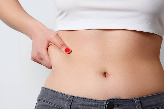 배꼽을 드러내지 않는다 해도 이 부위 청결을 신경써야 할 때이기도 하지요. 더위에 쉽게 땀차고 습해지면 박테리아 서식도 그만큼 쉬워지기 때문이죠. [사진=게티이미지뱅크]