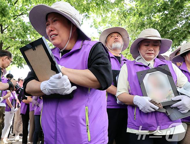 16일 오후 서울 중구 서울광장에서 열린 10·29 이태원 참사 희생자 합동분향소 운영 종료식에서 한 유가족이 영정사진을 들고 눈물을 흘리고 있다. 2024.6.16/뉴스1 ⓒ News1 김진환 기자