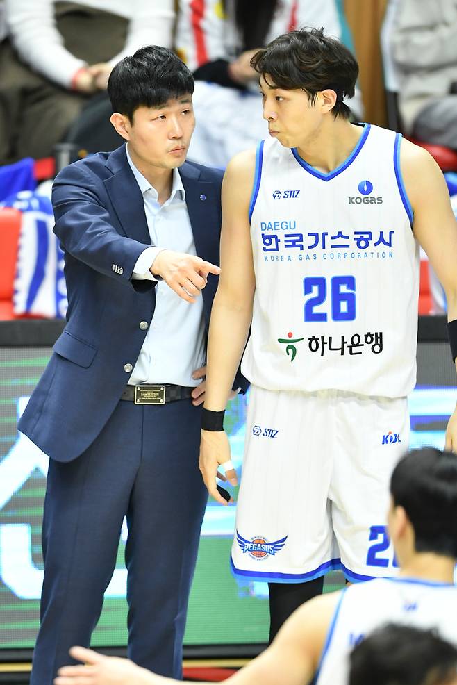 가스공사 강혁 감독이 경기 중 신주영에게 조언을 해주고 있다. 사진 | KBL