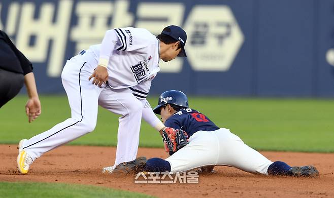 롯데 자이언츠 황성빈이 17일 잠실구장에서 열린 2024 KBO리그 두산 베어스와 경기 3회초 2사 1루 상황에서 두산 2루수 강승호의 태그에 앞서 2루 도루를 하고 있다. 2024. 5. 17.  잠실 | 박진업 기자 upandup@sportsseoul.com