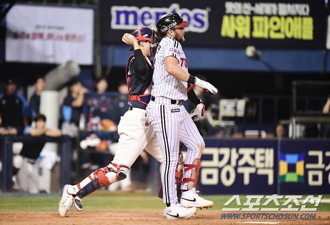 삼진 당한 오스틴과 부딪힌 손성빈.