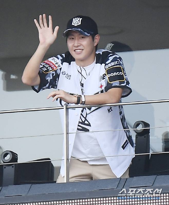 전광판에 자신의 모습이 뜨자 손을 흔들고 있는 이강인의 모습