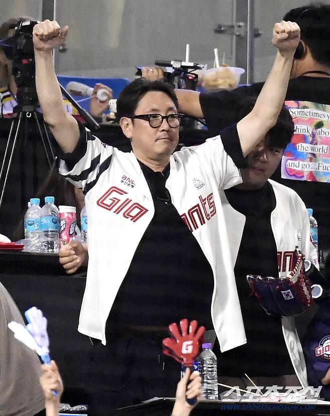 15일 잠실야구장에서 열린 LG와 롯데의 시즌 8차전 경기. 롯데가 역전하자 주먹을 쥐어보이는 배우 조진웅. 잠실=송정헌 기자songs@sportschosun.com