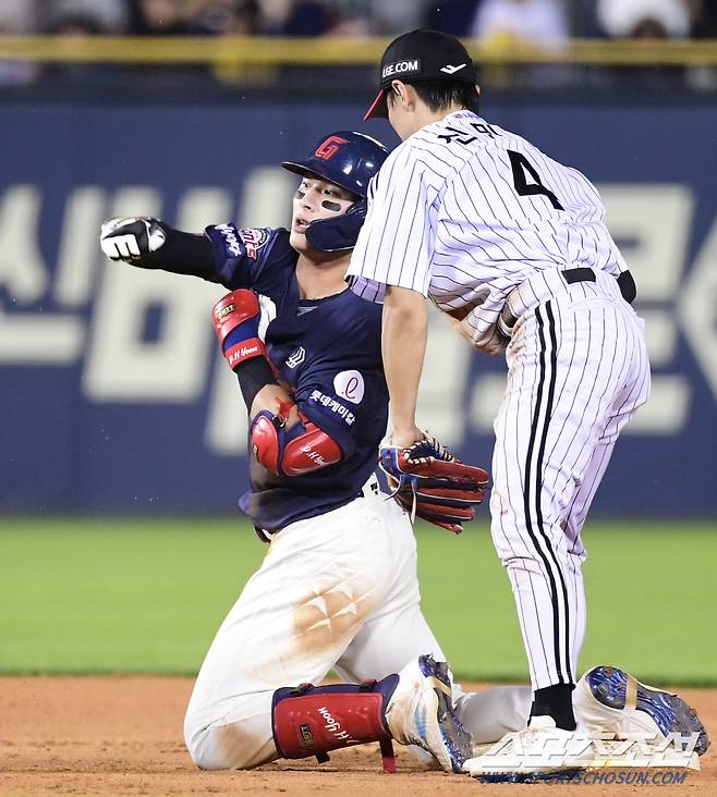 9회 선두타자 2루타를 날린 롯데 윤동희.