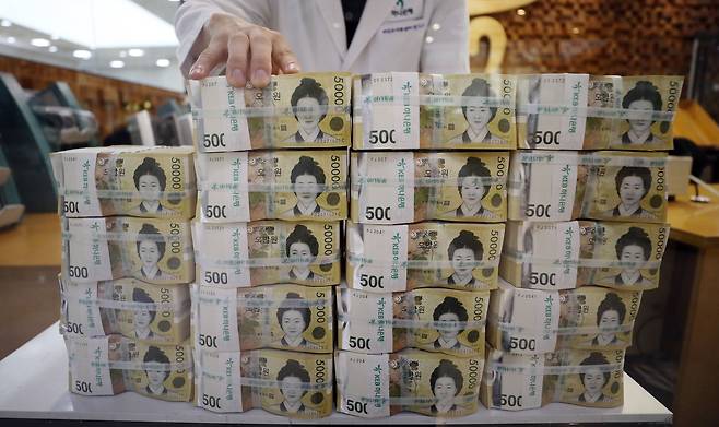 서울 중구 KEB하나은행 위변조방지센터에서 직원이 5만원권을 정리하고 있다. /뉴스1