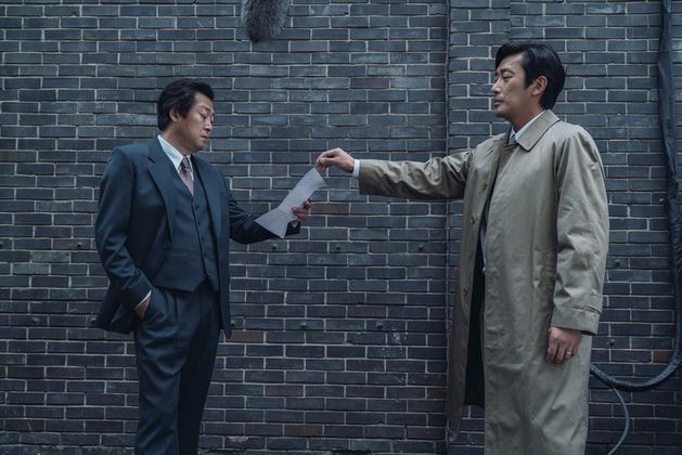김윤석과 하정우(왼쪽부터), 두 명배우의 밀고 당기는 기(氣) 대결이 짜릿했던 영화 ‘1987’의 명장면 ⓒCJ ENM 제공
