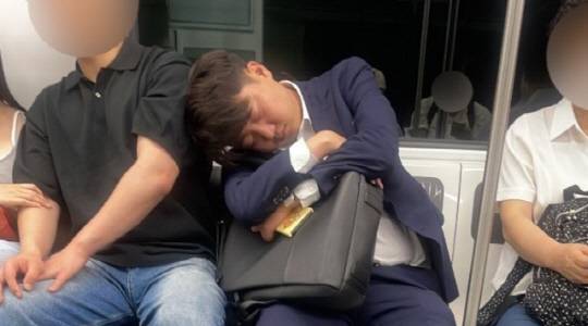 지하철로 추정되는 장소에서 깊은 잠에 빠진 이준석 개혁신당 의원의 모습. <온라인 커뮤니티>