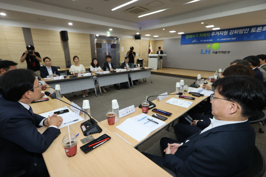 지난 3일 한국토지주택공사 서울지역본부에서 열린 전세사기 피해자 주거지원 강화방안 토론회 모습. [연합뉴스]