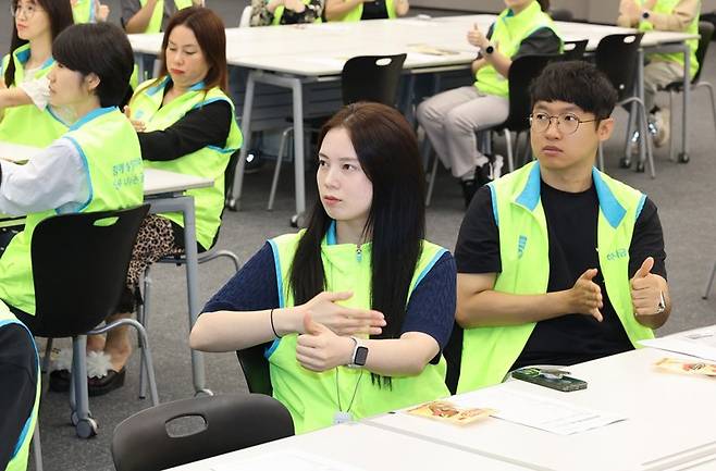 하나금융그룹 임직원들이 점심시간을 활용해 수어를 배우고 있다. 사진=하나금융그룹 제공